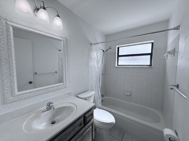 Building Photo - 2-Bedroom / 1-Bathroom