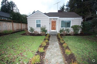 Building Photo - BEAUTIFUL 3 BED, 1 FLEX, WEDGWOOD HOME FOR...