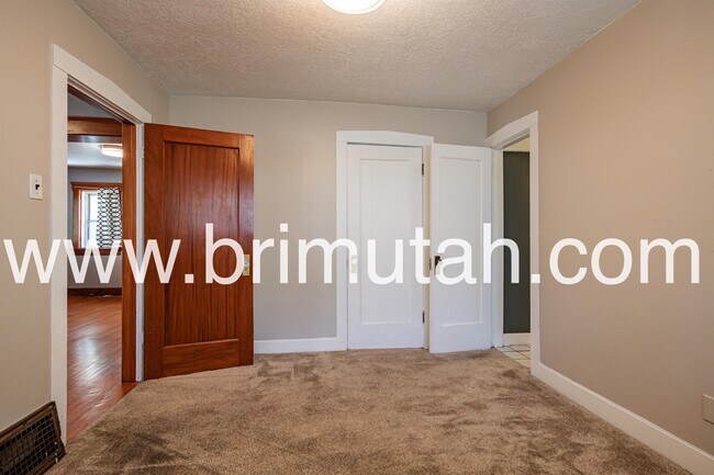 Building Photo - 628 Browning Ave S