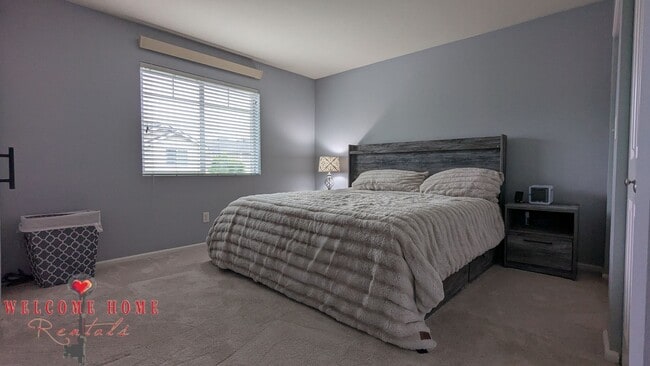 Building Photo - Flowing floorplan, minutes from I-5!!!