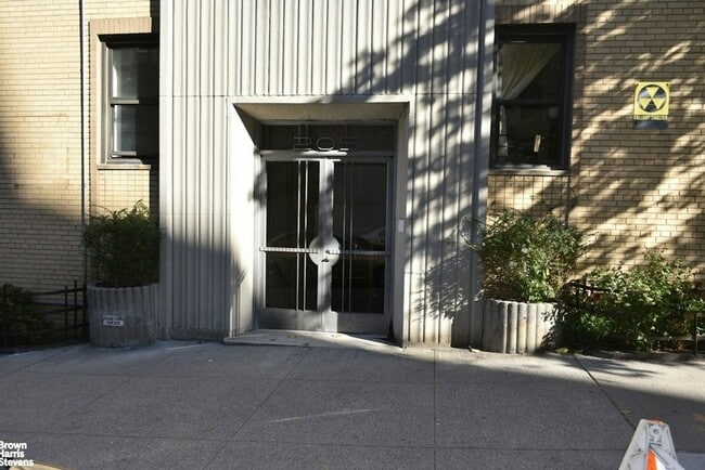 Building Photo - 205 Pinehurst Ave
