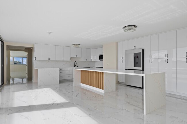 Building Photo - 555 University Ave