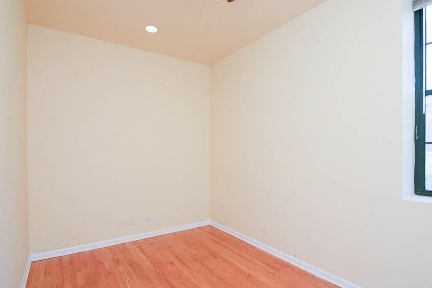 Building Photo - 218 W Division St