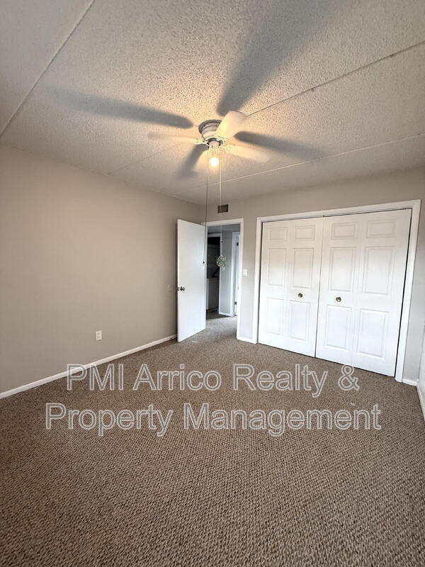 Building Photo - 2812 Somerset Park Dr