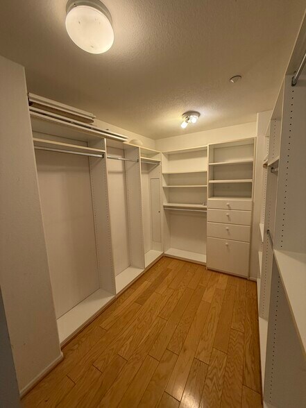 Building Photo - 10234 Valley Waters Dr