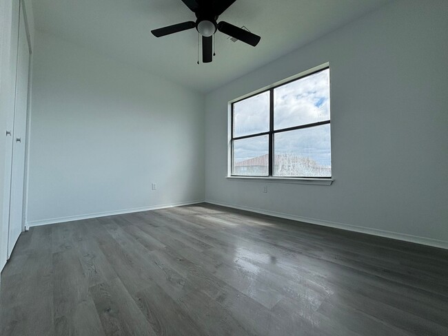 Building Photo - Remodeled 2 bedroom 2 full bathroom availa...