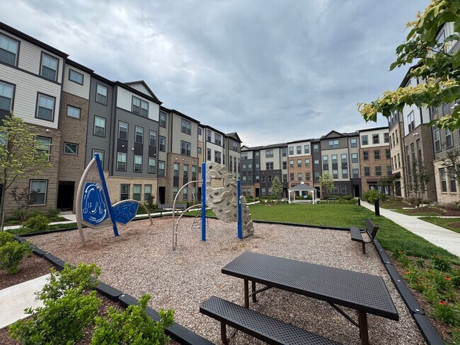 Building Photo - Stylish 3 Bed 2.5 Bath Interior Townhome I...