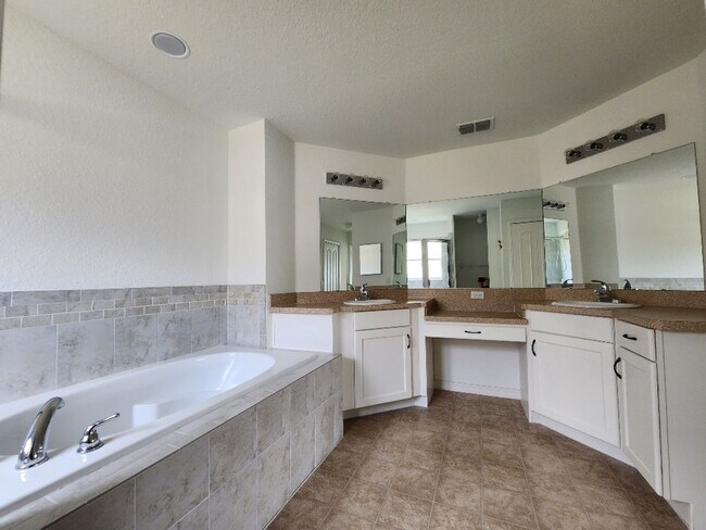 Building Photo - Gorgeous 4-Bedroom Lakefront!!