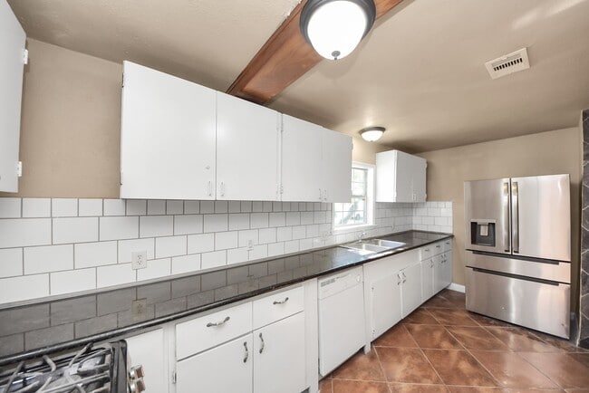 Building Photo - 2510 Delaware Ave