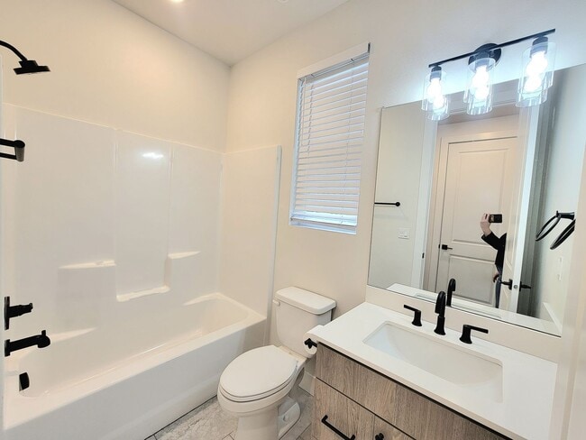 Building Photo - Modern Comfort in the Heart of SE Portland — 3 Bed, 2.5 Bath Home!