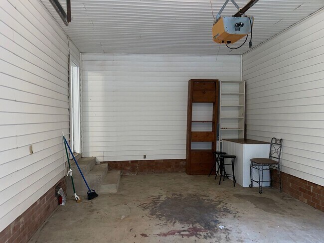 Building Photo - 3 bed 2 bath home