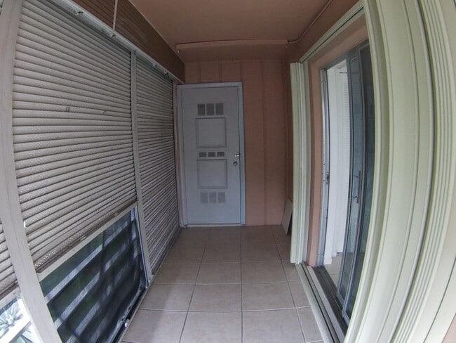 Building Photo - 556 Capri L