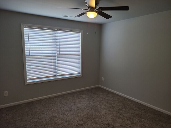 Building Photo - Beautiful end unit - 2 bedroom 2.5 bath townhome - Holly Ridge