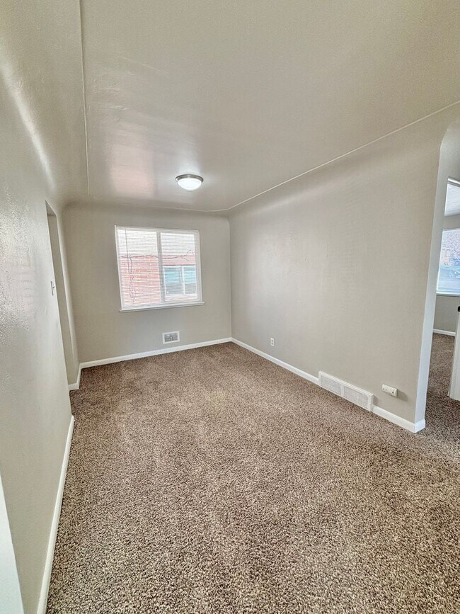 Building Photo - Remodeled Two Bedroom in University District-Next to DU!! 50% Off Firsts Month Rent!!