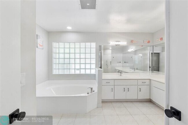 Building Photo - 10434 NW 6th Ct