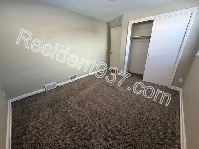 Building Photo - 2 Bed 1 bath with 500 SQ FT DETACHED GARAGE/WORKSHOP