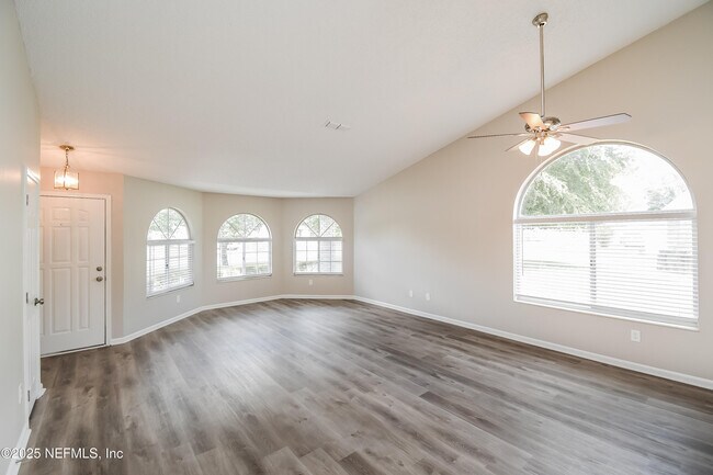 Building Photo - 8854 Rose Hill Dr N