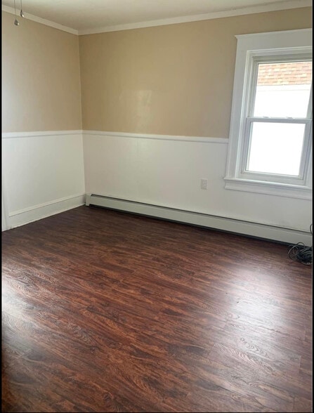 Master bedroom with full bathroom - 382 E Grove St