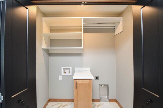 Building Photo - Spacious & Stylish 4-Bedroom Twinhome with...