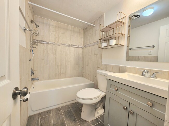 Building Photo - Beautifully renovated 2/2 duplex in the he...