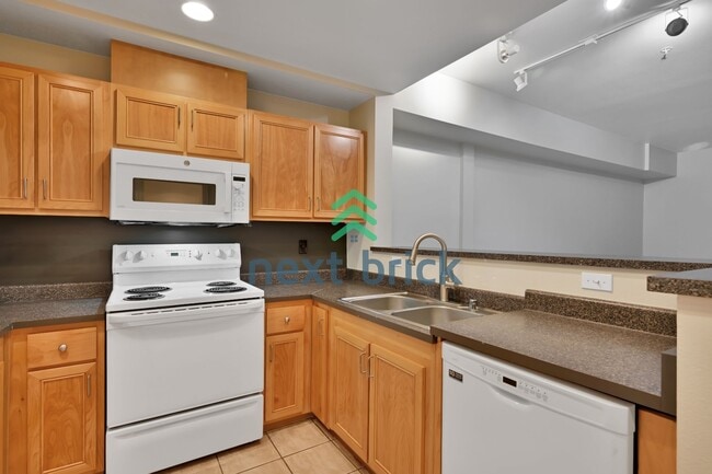 Building Photo - "Charming 1-Bedroom Condo in Redmond: Cozy Living with Modern Comfort at 641 Sq Ft!"