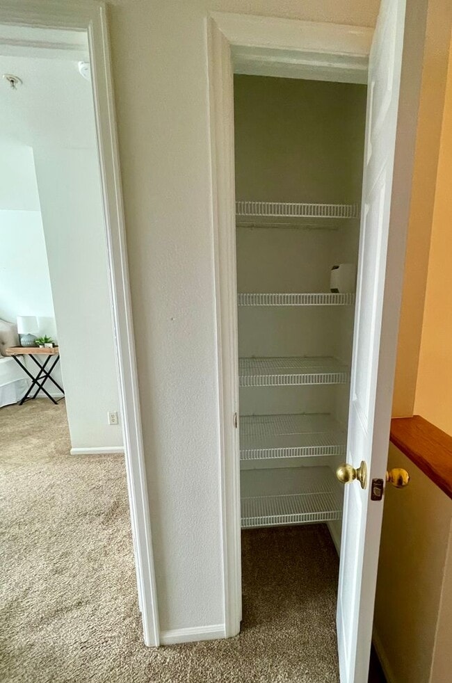 Building Photo - Townhome -2 bed 2.5 bath + bonus area