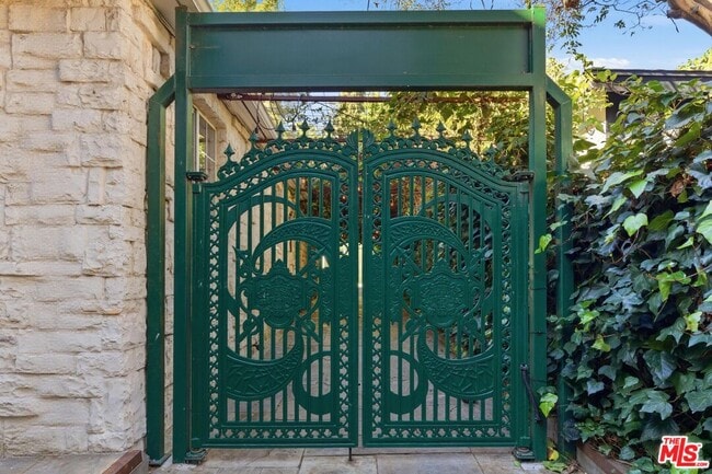 Building Photo - 2633 N Commonwealth Ave