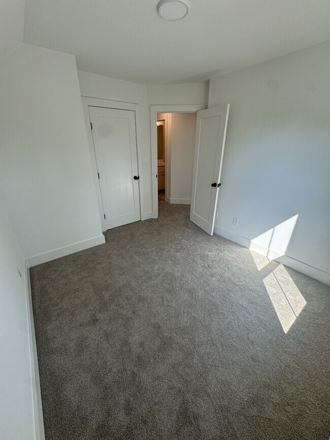 Building Photo - 701 Martin St