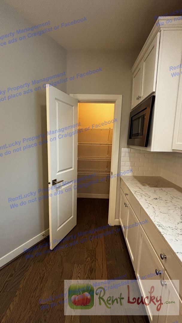 Building Photo - Spacious Issaquah Townhome w/ Entry-Level Suite & 2-Car Garage