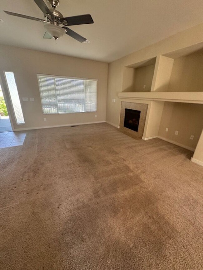 Building Photo - 638 Canary Cir