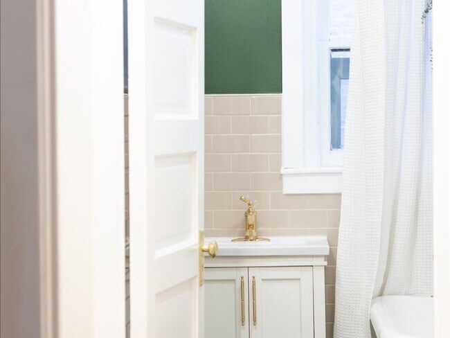 Building Photo - Cap Hill Beautiful 2 Bed Charming and Light Filled condo in the Blenheim