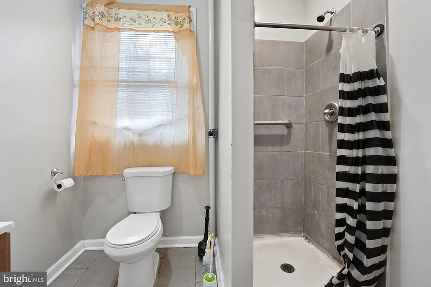 Building Photo - 1610 Dyre St