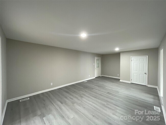 Building Photo - 1607 Russell Ave