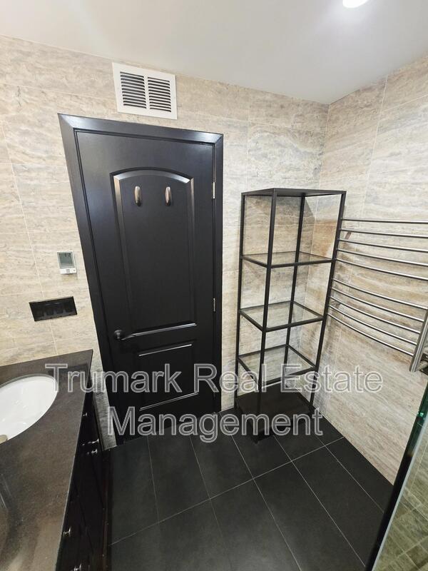 Building Photo - 12426 Moorpark St