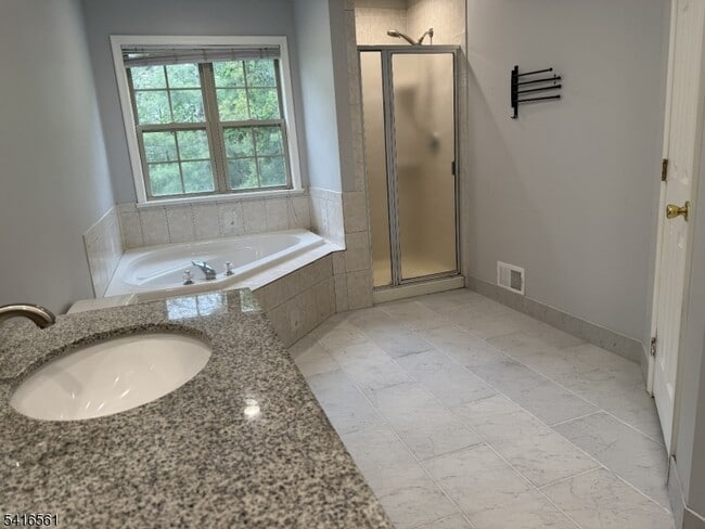 Building Photo - 1704 Bergen Ct