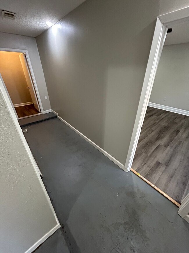Building Photo - An unbeatable location that offers both convenience and luxury.