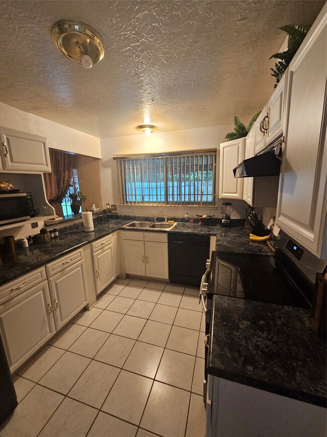 Building Photo - 15206 Flamingo Park