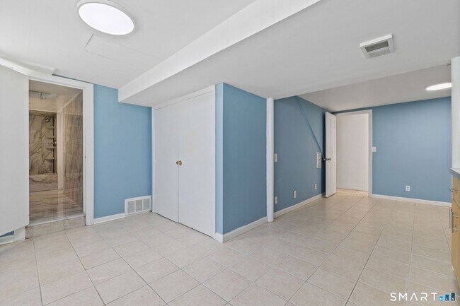 Building Photo - 67 Hicock Dr