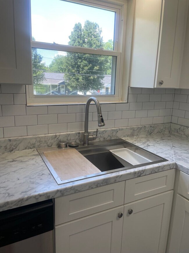 Building Photo - Knoxville 37920 - Very nice updated 2 bedroom home in South Knoxville for rent. - Contact Lisa Vi...