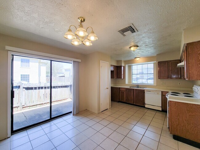 Building Photo - 10059 Emerald Creek Dr