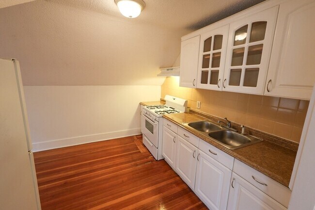 Building Photo - 498 Whipple St