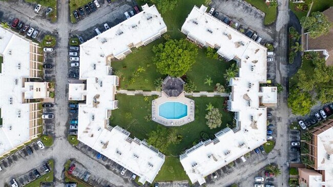 Building Photo - 6850 Royal Palm Blvd