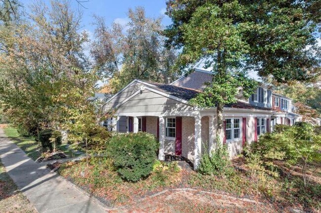Building Photo - Home with Private Garden Oasis
