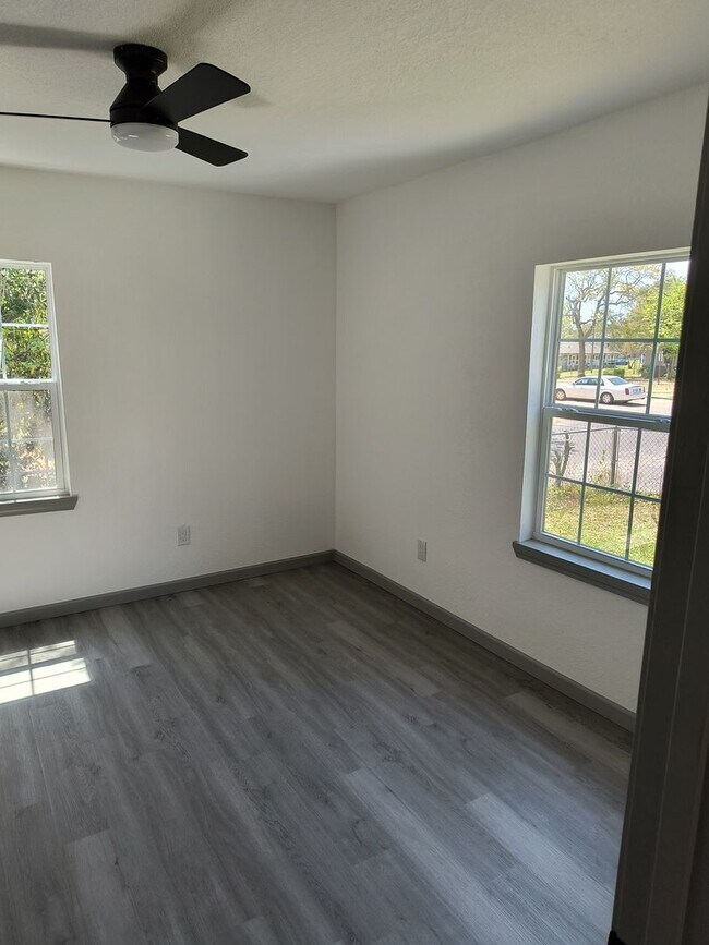 Building Photo - Newly Remodeled 3 Bedroom 1 1/2 Bath Home