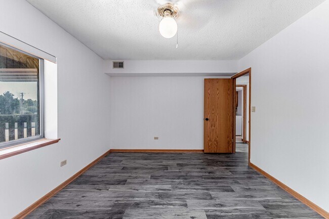 Building Photo - 884 N Prairie Ave