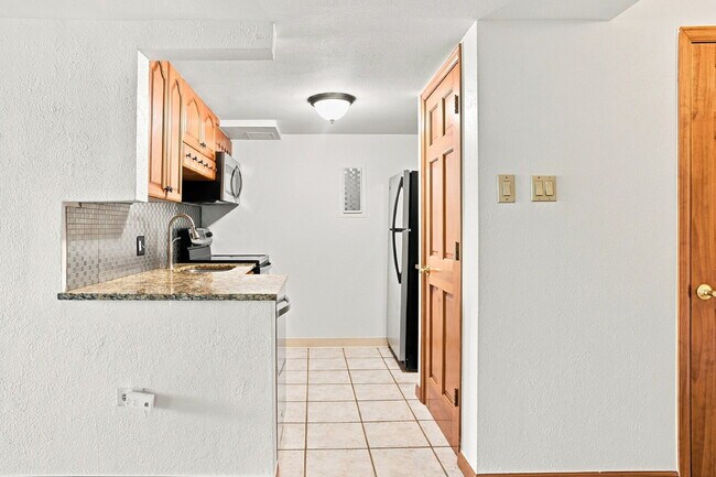 Building Photo - $1,395.95 - 1 Bed, 1 Bath Condo in Downtown Denver with Central AC, and Building amenities.