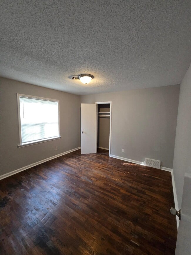 Building Photo - 204 Greenlaw Ave