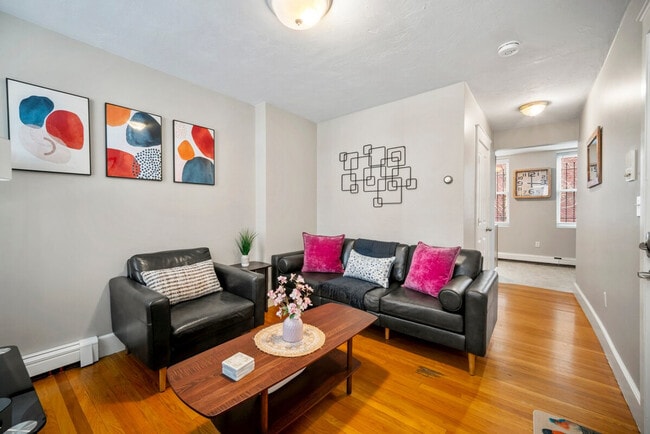 Building Photo - 370 Hanover St