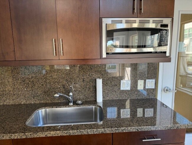 Building Photo - Stunning 2 bed 2.5 bath Solar Powered Town...