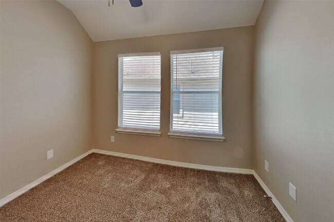 Building Photo - 8000 N Tarrytown Crossing Dr